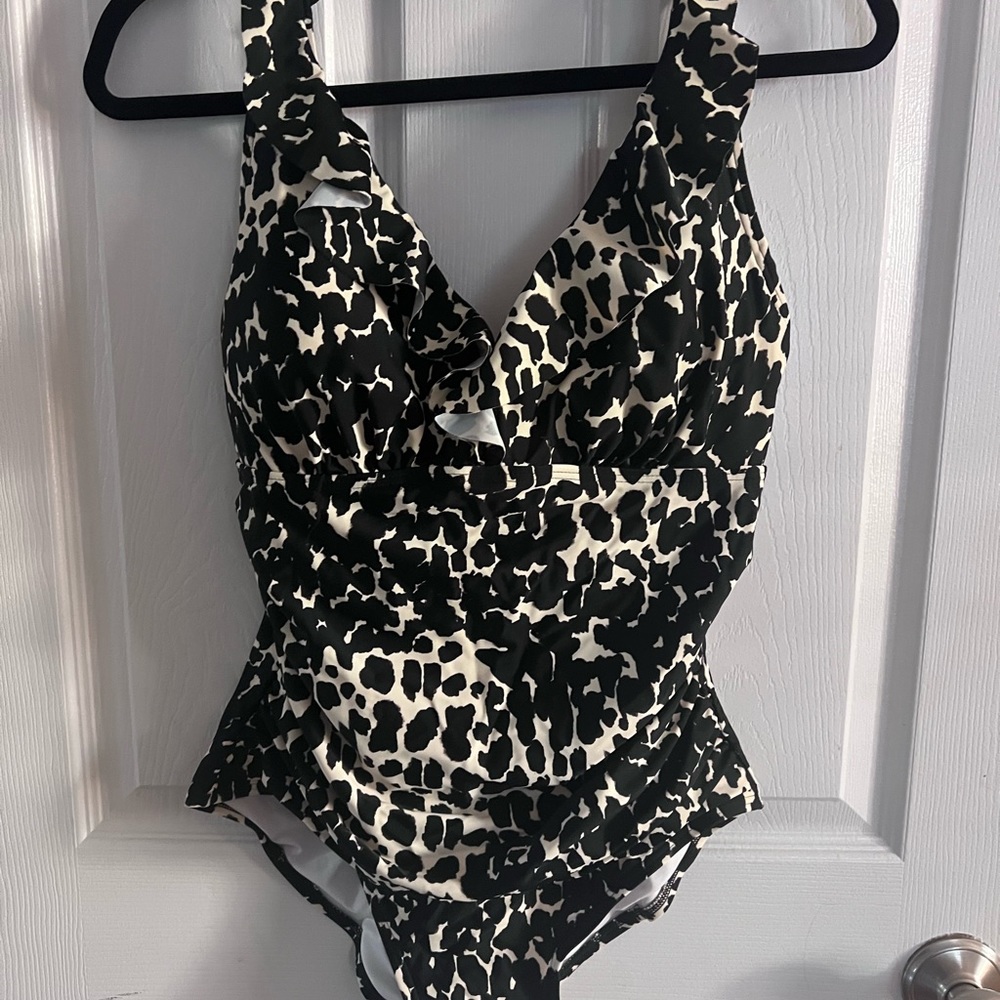 DKNY bathing suit with underwire and tummy control (M) - Picture 2 of 3